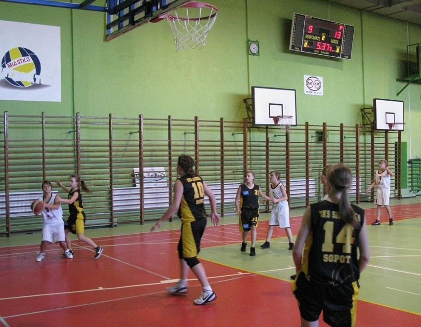 Turniej koszykówki w Miastku: Basket Miastko - Siódemka...
