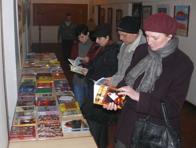 Jeszcze przed otwarciem giełdy mieszkańcy Staszowa i okolic przeglądali nowości wydawnicze lokalnych twórców. Do staszowskiego ratusza przyszło kilkadziesiąt osób.