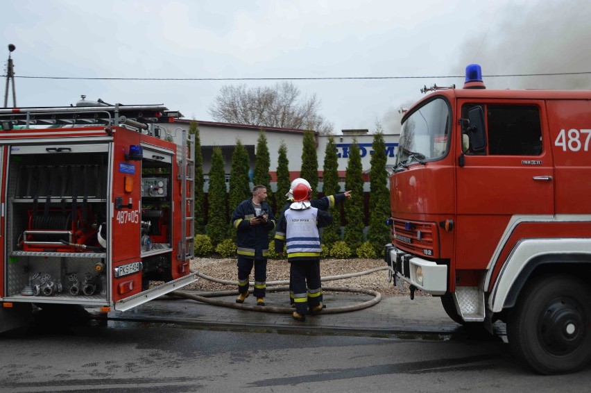 Czempiń: Pożar malarni. Z ogniem walczyło 18 zastępów straży