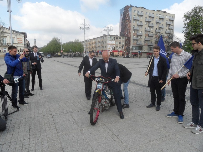 Korwin-Mikke w Częstochowie na motocyklu żużlowym!