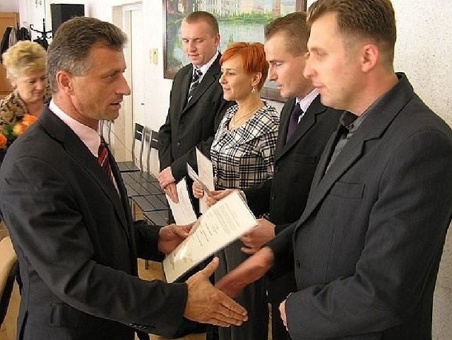 Burmistrz Waldemar Trzaska wręczył czwórce pedagogów nominacje na stopień nauczyciela mianowanego. 