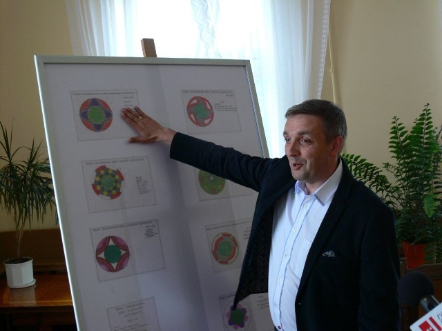 Prezydent Grzegorz Kiełb pokazuje zwycięski projekt autorstwa Justyny Kantor.