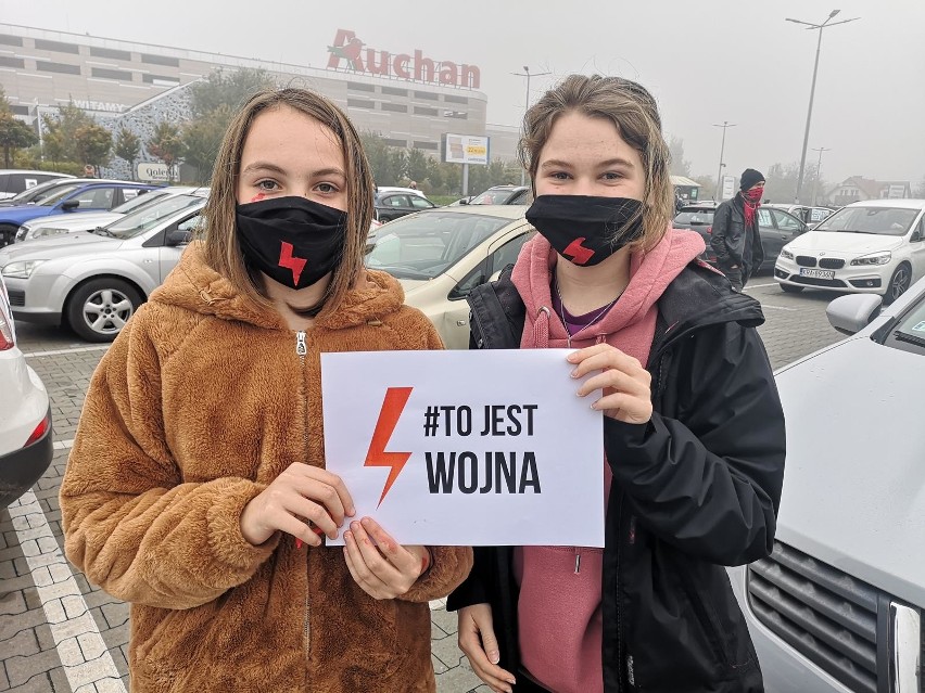 Kraków. Samochodowy protest „Zamiast na mszę przyjedź na protest” [ZDJĘCIA]