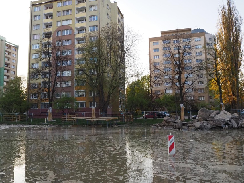 Awaria wodociągowa na Bałutach! Zalane skrzyżowanie Spornej i Wojska Polskiego