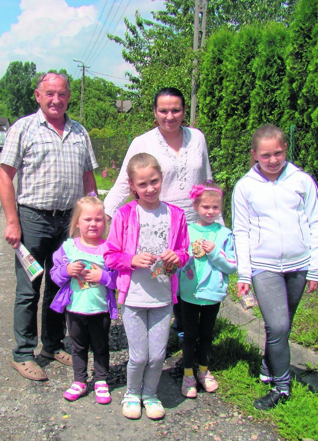 Radny Adam Kubik i Krystyna Pietras, kierowniczka świetlicy, z Olą, Weroniką, Agnieszką i Zuzią przy drodze w Rzykach