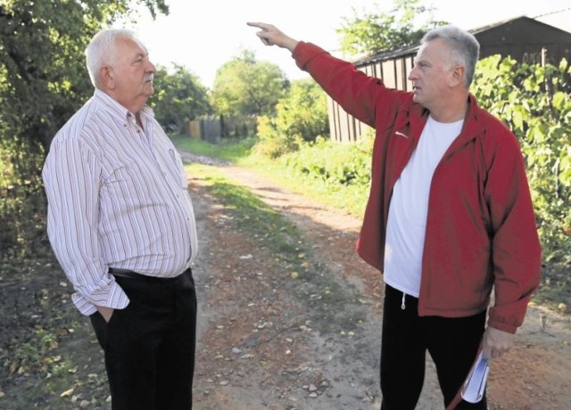 Mieszkańcy Skorup, m.in. (od prawej) Mirosław Wierzbicki i Bogdan Gryszkiewicz chcą, by miasto zajęło się uporządkowaniem spraw gruntów pod drogi na osiedlu, m.in. wykupując od nich działki 