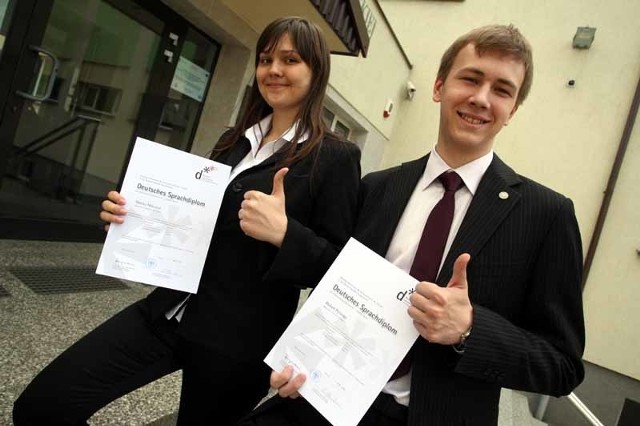 Marika Miksztal i Hubert Pyliński, maturzyści z II LO, z dumą prezentują certyfikaty DSD II z języka niemieckiego