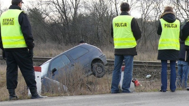 Samochód wjechał pod pociąg