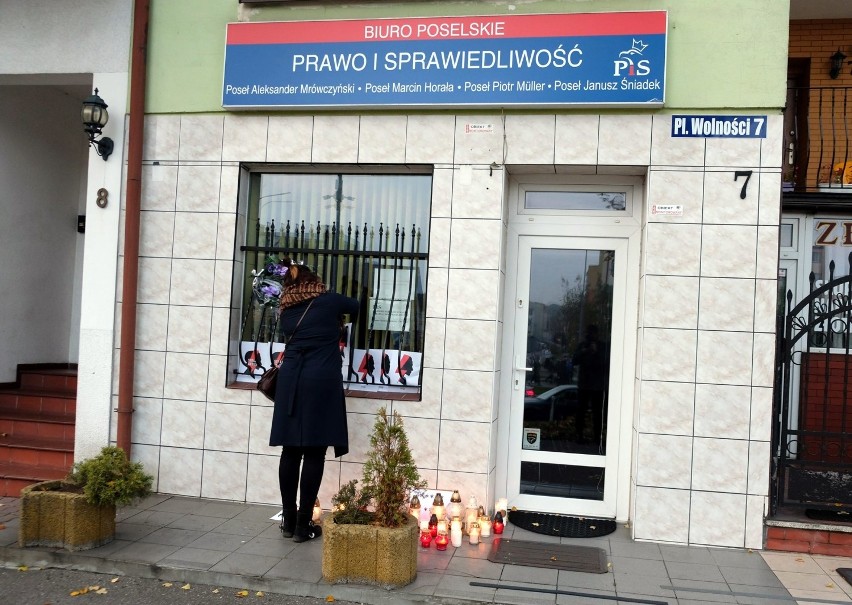 Nieznany sprawca rzucił koktajlem Mołotowa w biuro posłów PiS w Człuchowie wieczorem 26.10.2020! Policja szuka sprawcy lub sprawców