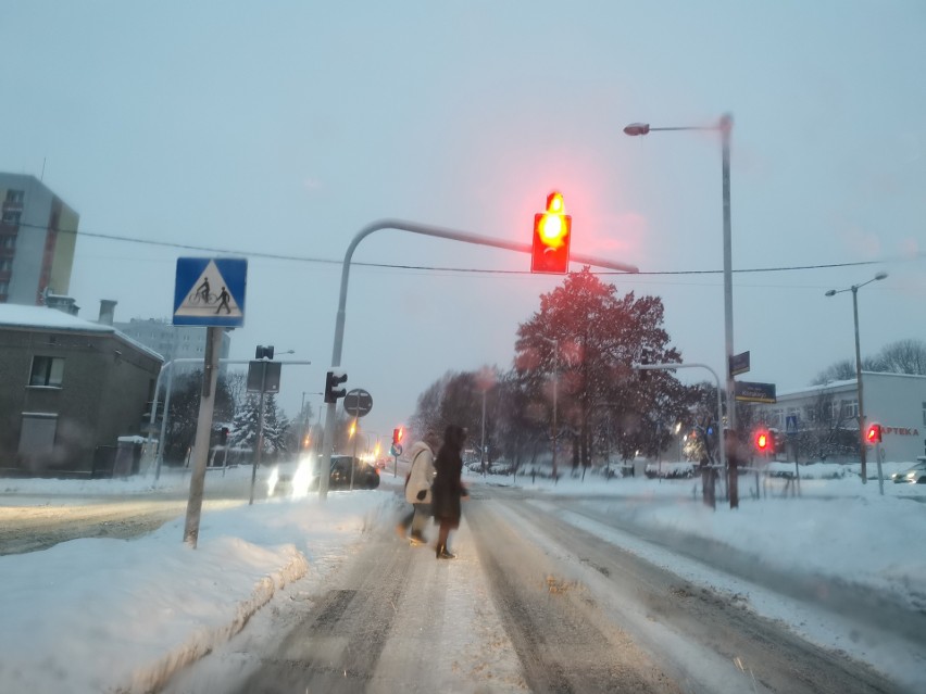 W Częstochowie wciąż prószy śnieg. Warunki na drogach są...