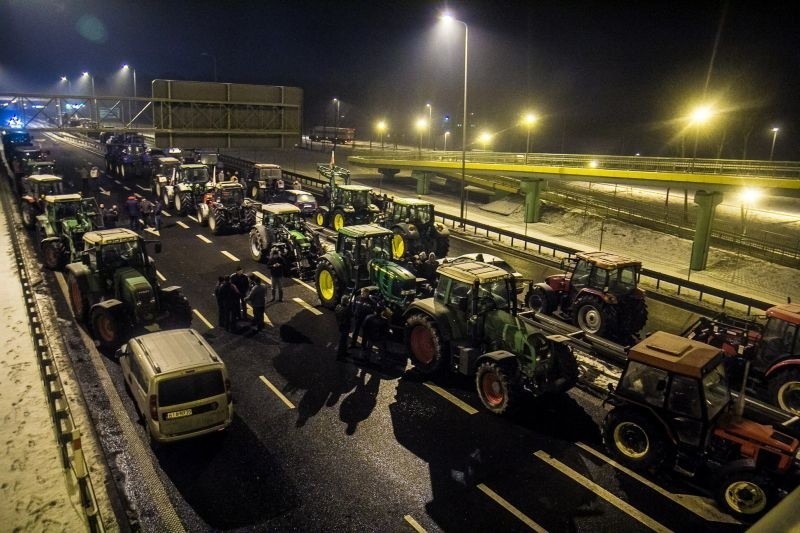 Porosły. Blokada ósemki. Rolnicy byli przy maszynach całą noc (zdjęcia)