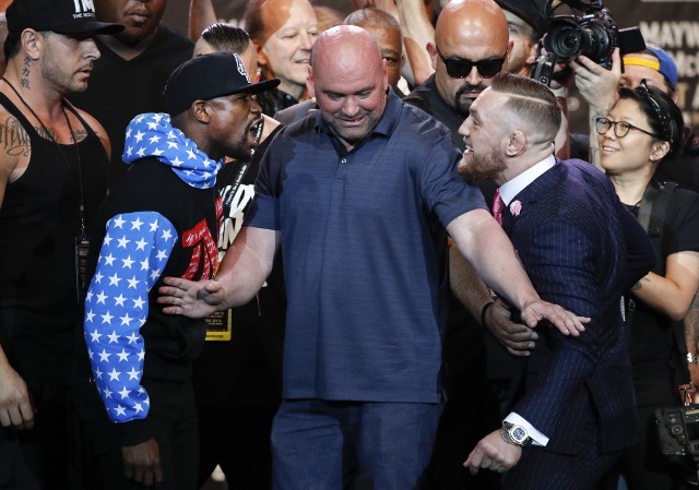 Mayweather (z lewej) i McGregor