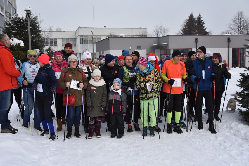 WOŚP 2019. Dzieci, dorośli i seniorzy spacerowali z kijkami, by wesprzeć zbiórkę WOŚP [ZDJĘCIA]