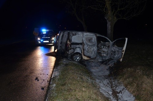 W poniedziałek około godz. 19.00 w Leszczydole Nowinach przy ul. Wyszkowskiej doszło do zderzenia volkswagena z citroenem. Jak wstępnie ustalili policjanci ruchu drogowego pracujący na miejscu wypadku, kierujący citroenem jadący od miejscowości Ochudno w stronę Wyszkowa zjechał na przeciwny pas ruchu i uderzył w volkswagena golfa. W wyniku zdarzenia do szpitala z obrażeniami ciała przetransportowano trzy osoby – kierującą golfem oraz kierowcę i pasażera z citroena.