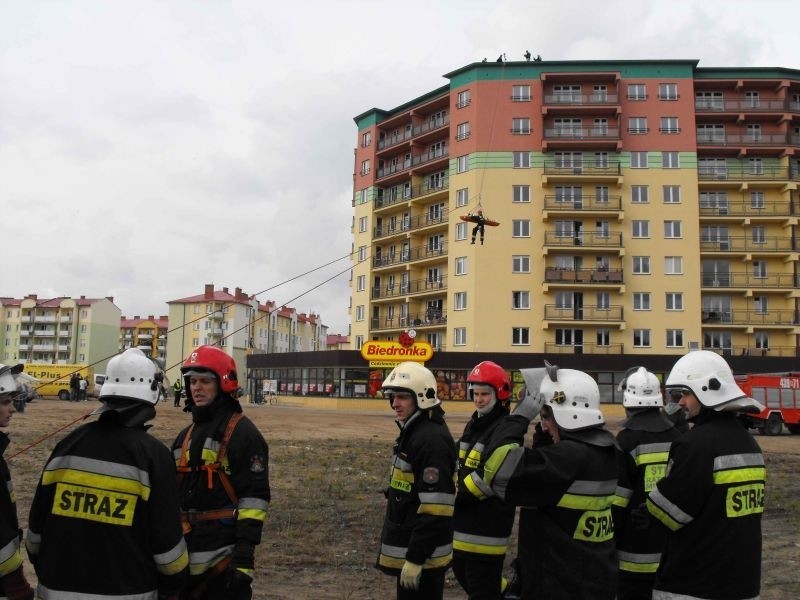 Manewry strazackie na wiezowcu przy ul. Matki Teresy z...