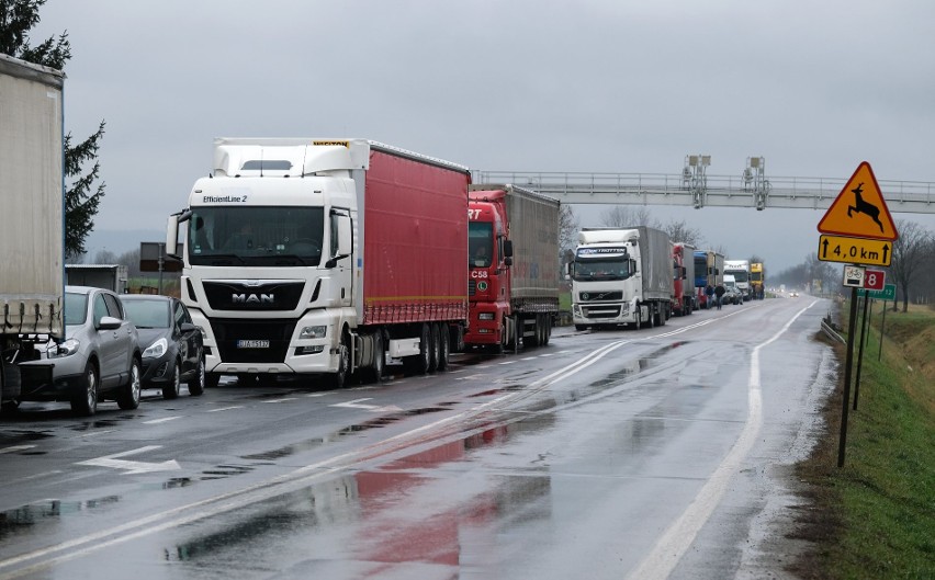 Kierowcom przed granicą w Medyce puszczają nerwy. Po ukraińskiej stronie blokowano drogi dojazdowe do granicy [ZDJĘCIA, WIDEO]