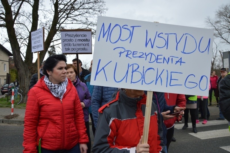 Mieszkańcy Cigacic po raz pierwszy zablokowali most w marcu...