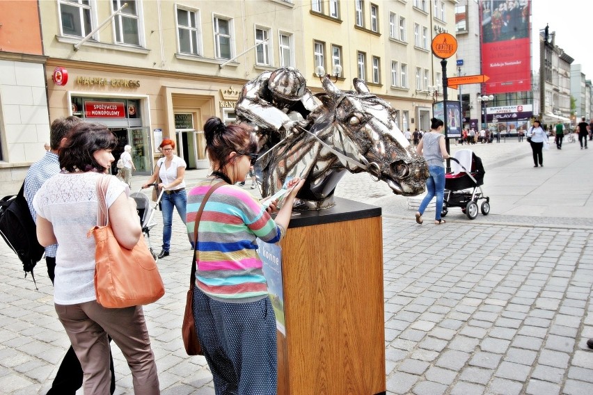 Wrocław: Rzeźba konia w galopie promuje rozpoczęcie sezonu wyścigowego na Partynicach (ZDJĘCIA)