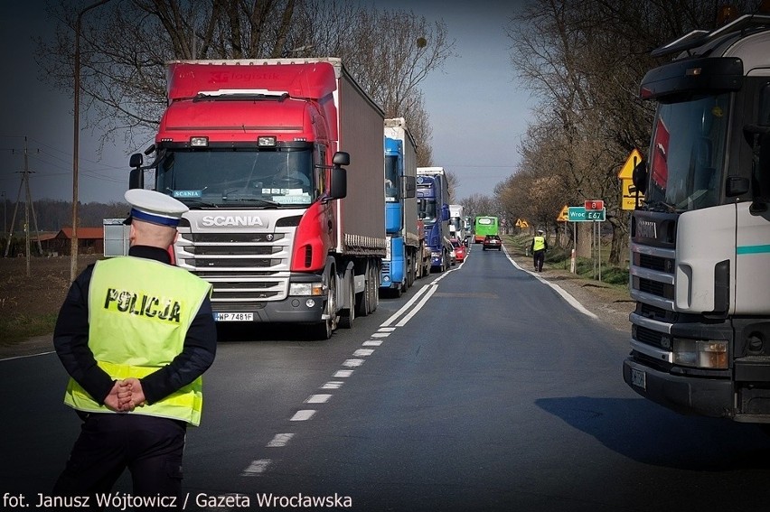 Mieszkańcy blokowali drogę Wrocław-Kłodzko, a kierowcy tirów autostradę (FILM, ZDJĘCIA)
