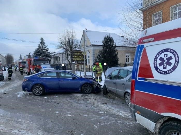 Wypadek w Myślenicach. Na ul. Kazimierza Wielkiego zderzyły się trzy samochody