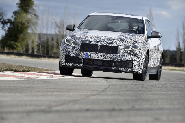 BMW Serii 1 Na torze testowym BMW w Miramas w południowej Francji trwają obecnie jazdy testowe zamaskowanych przedseryjnych BMW serii 1 trzeciej generacji. Auto ma posiadać napęd na przód. Fot. BMW