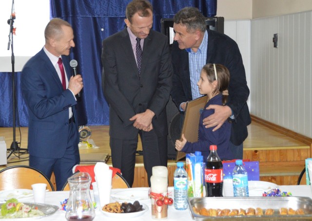 Prezes klubu Andrzej Horna (z lewej), wójt Piekoszowa Zbigniew Piątek i Marek Adamczak na wigilii w Piekoszowie.