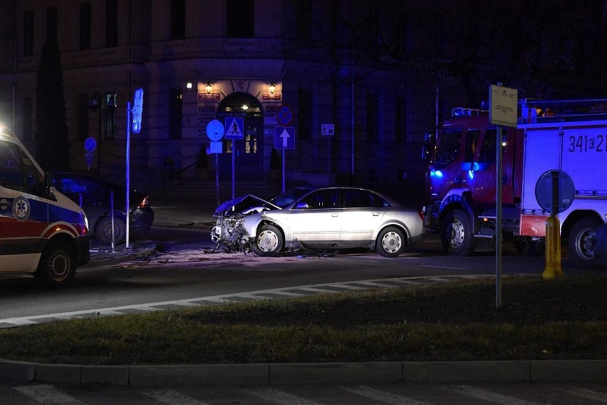 Nowy Sącz wypadek. Zderzenie na skrzyżowaniu ul. Jagiellońskiej z Mickiewicza. Na miejscu dwie karetki pogotowia