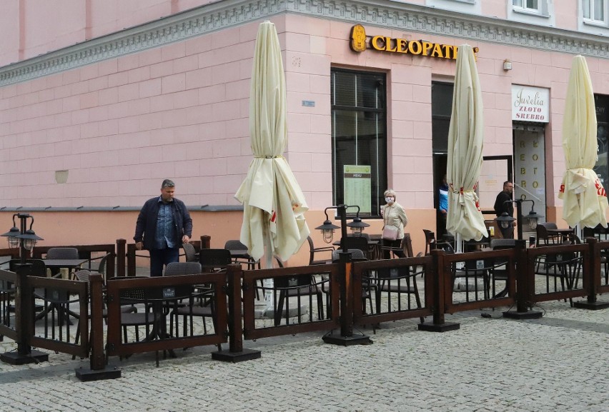 Otwarte restauracje, bary i kawiarnie w Radomiu. Zobacz zdjęcia z deptaka przy ulicy Żeromskiego