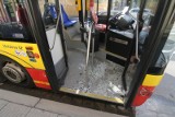 Rzucił butelką w pasażera autobusu MPK. Wybił szybę w pojeździe