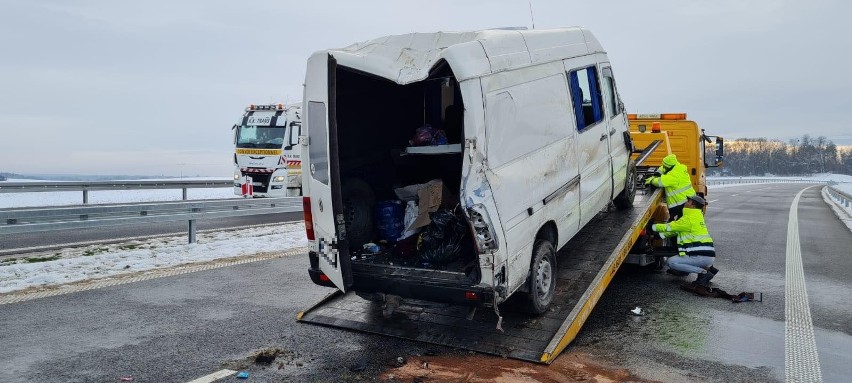 Wypadek na nowej obwodnicy Niemodlina. Dachował bus, dwie...