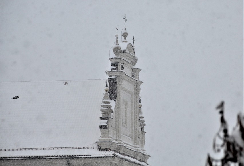 Jak w baśniach Andersena. Zamojskie dachy przypominają wielkie, białe pierzyny