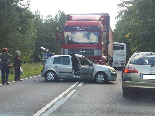 Tir na jechał na tył osobowego renault.