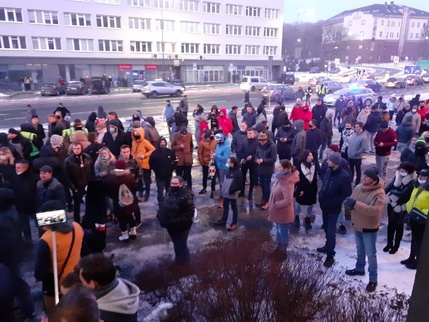 Protest przed komendą policji w Rybniku po zamieszkach przed...