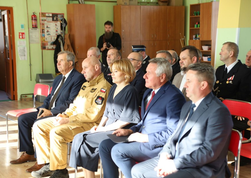 W uroczystości uczestniczyli od lewej: starosta staszowski...