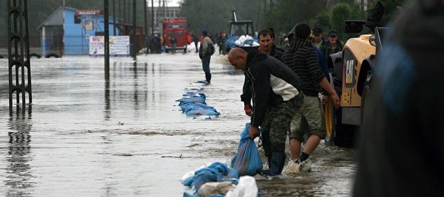 Mieszkańcy Jeżowego ułożyli 12 tysięcy worków z piaskiem, żeby ratować swoje domy.