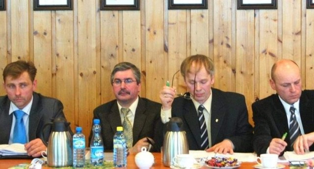 Wiele wątpliwości ma Zbigniew Gruźliński (od prawej). Obok radni Jan Mania i Czesław Niesiołowski.