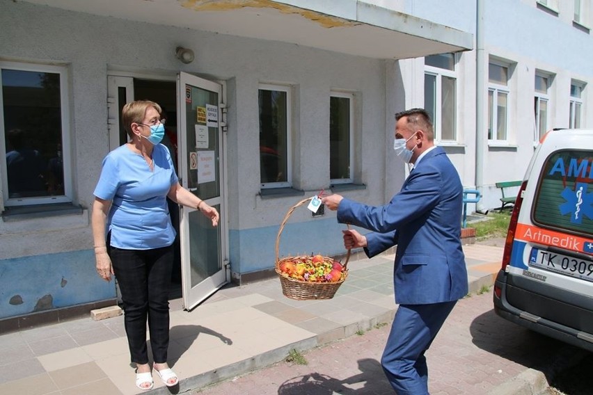 Starosta jędrzejowski Paweł Faryna wraz z dyrektorem PCPR...