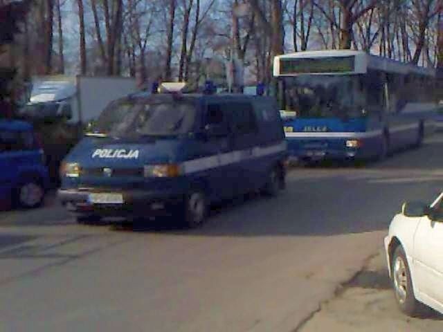 Policja krakowska eskortuje autobusy z kibicami Jagi