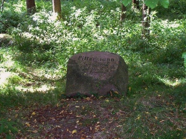 Pomnik z granitu z inskrypcją poświęconą Emilowi Pittermannowi, nadleśniczemu w Murckach oraz inspektorowi leśnemu w służbie księcia pszczyńskiego Jana Henryka XI von Hochberg.