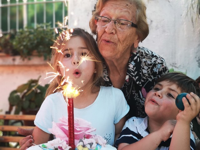 DZIEŃ BABCI I DZIADKA 2019. To dwa naprawdę wyjątkowe dni - 21 stycznia Dzień Babci, 22 stycznia - Dzień Dziadka. W te dni wszystkie wnuki w całej Polsce przygotowują prezenty i składają najlepsze życzenia swoim babciom i dziadkom.