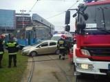 Wypadek na pl. Dominikańskim. Samochód wjechał pod tramwaj. Dwie osoby ranne (ZDJĘCIA)