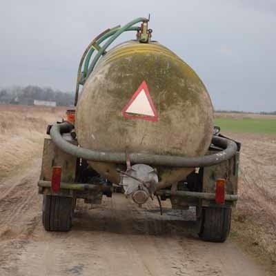 Brak kanalizacji daje się mieszkańcom gminy we znaki. Jednego z nich "nakryliśmy&#8221; na opróżnianiu beczki w polu. - Że niby gdzie mam to wywozić? Może mamy w tym czymś z rodziną utonąć? - rzucił.