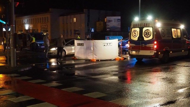 Do tragicznego w skutkach zdarzenia doszło w środowy wieczór na skrzyżowaniu ulic Bohaterów Warszawy i Mieszka I Koszalinie. Pod kołami samochodu miała zginąć piesza. Z naszych informacji wynika, że w wyniku potrącenia przez samochód najprawdopodobniej zginęła kobieta. Na miejsce dopiero jedzie policyjny patrol i nasz reporter. Więcej szczegółów wkrótce. Aktualizacja: Z wstępnych ustaleń policji wynika, iż 67-letnia kobieta weszła na przejście dla pieszych, doszła do wysepki i przechodziła na drugą stronę mając już zapalone czerwone światło. I wtedy doszło do potrącenia przez volkswagena, za kierownicą którego siedział 47-letni mężczyzna. Piesza zginęła na miejscu. Ta wersja wydarzeń będzie jeszcze sprawdzana m.in. z użyciem zapisów z kamer monitoringu ulicznego. Kierowca był trzeźwy.