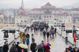 Boże Narodzenie w Sopocie. W drugi dzień Świąt nad Bałtykiem pogoda ściągnęła sporo ludzi na Monciak i sopockie molo oraz plażę | ZDJĘCIA