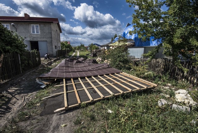 Fragment dachu porwany przez wiatr wylądował na środku drogi.