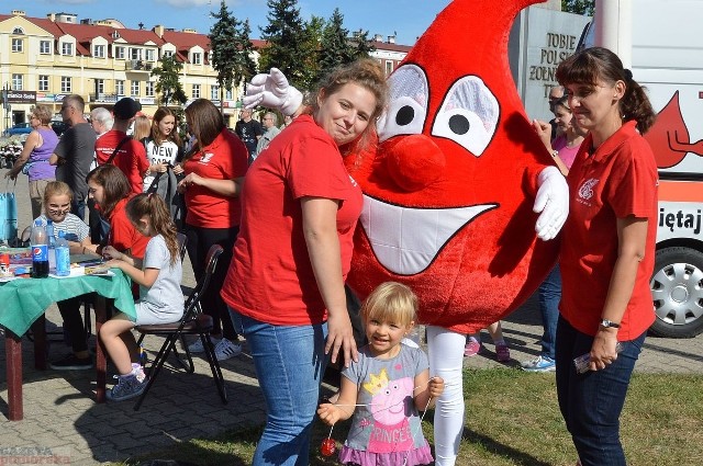 Z okazji oficjalnego otwarcia włocławskiej siedziby Regionalnego Centrum Krwiodawstwa i Krwiolecznictwa zorganizowano festyn na  pl. Wolności. Impreza pod  hasłem „Krew - bezcenny dar życia” zgromadziła nie tylko krwiodawców, którzy mogli oddać życiodajny płyn w ambulansie. Były pogadanki dotyczące zdrowia, quizy, konkurs plastyczny oraz występy artystyczne. W festynie wzięli też udział sportowcy oraz młodzież Zespołu Szkół Technicznych