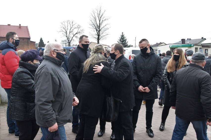 Pogrzeb tragicznie zmarłego księdza Adama Myszkowskiego w Radoszycach. Żegnali go biskupi, kapłani, rodzina, wierni [ZDJĘCIA, WIDEO]