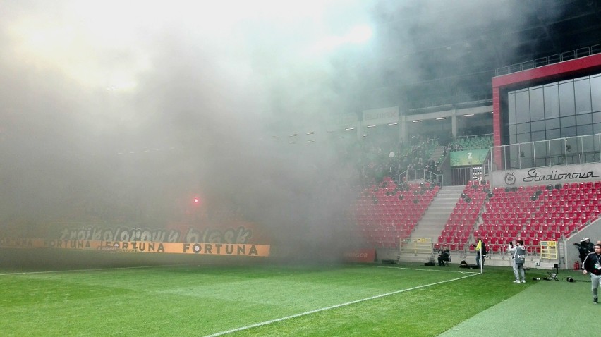 Mecz GKS Tychy - Widzew Łódź przez gryzący dym i racowisko.