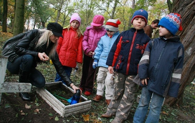 Razem z nauczycielką Moniką Cybulską (z lewej) cmentarz odwiedziły dziś m.in. (od lewej) Nikola, Natalia, Michał, Marcin i Nikola.