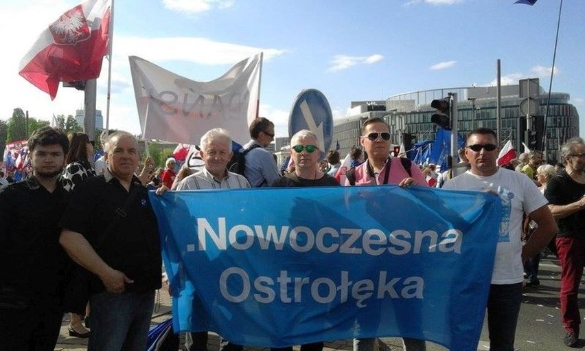.Nowoczesna Ostrołęka na marszu KOD (ZDJĘCIA)